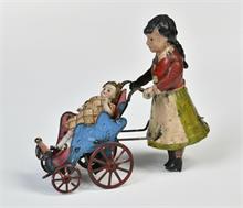 Mutter mit Kinderwagen, vermutlich Bing