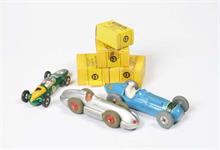 Dinky Toys, 3 Rennwagen + 4x Ersatzreifen