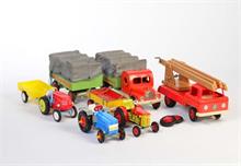 2 Holzfahrzeuge + diverse Traktoren