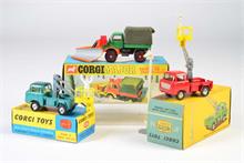 Corgi Toys, Mercedes Unimog Schneeschieber, Jeep FC 150 Straßenlaternenwagen + GS 14 Jeep FC 150 Straßenlaternen Set