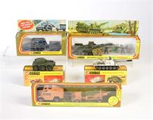 Corgi Toys, SU 100 Panzer, Saladin Armored Car, Raketenwerfer, AMX 300 D Bergungspanzer, Quad Waffentraktor + Anhänger