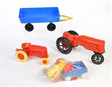 Konvolut Spielzeug, 3x Traktor + 2 Anhänger