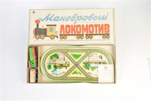Sowjetisches Eisenbahnset mit Lok, Wagen + Schienen