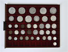 Konvolut von Münzen aus Rumänien (15x); Serbien/Jugoslawien (8x) und Bulgarien (14x). 37 Stück.