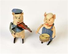 Schuco, 2 Schweinchen mit Instrumenten