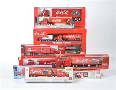 Konvolut Coca Cola: 9 Werbe LKWs + 1 Spielset