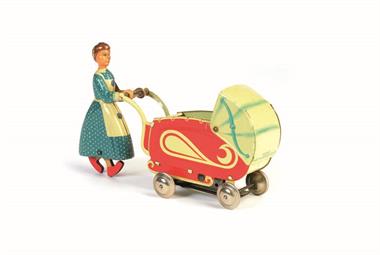 Hahn, Frau mit Kinderwagen