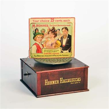 Hohner, Drehständer für Mundharmonikas (Unterteil) um 1925 + Werbepappe