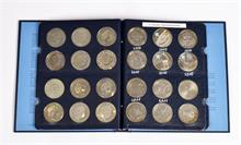 Großbritannien, Elisabeth II. 1952-2022, Sammlung "Silver Commemorative 5 Pounds" Stücke aus der Zeit von 1990-2012