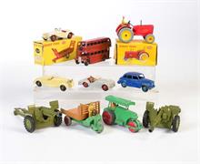 Dinky Toys, Konvolut Fahrzeuge + 2 Kanonen