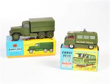 Corgi Toys, International 6x6 Military in Hubschachtel + Commer Military Police Truck mit Zubehör