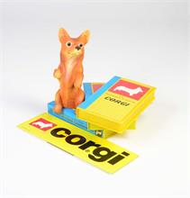 Corgi Toys, 3 Videokassetten "The wonderful World of Corgi", Deko Hund + Corgi Schild