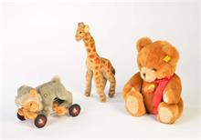 Steiff u.a., Bär, Giraffe + Affe auf Rädern