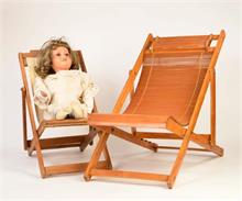 AM, Puppe + 2 Liegestühle aus Holz