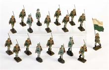 Lineol, Elastolin: 17 marschiernde Soldaten + Fahnenträger