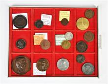 Medaillen, Sammlung verschiedener Medaillen und Jetons meist aus Frankreich und Belgien. 16 Stück