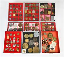 Große Sammlung Medaillen, Jetons und Plaketten. Ca. 178 Stück