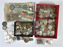 Alte Geldkasette mit Münzen, meist des 20. und 21 Jahrhunderts