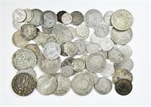 Ausland, kl. Konvolut von alten ausländischen Silbermünzen verschiedener Länder und Staaten. Bitte besichtigen. 58 Stück