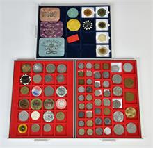 Große Sammlung verschiedener Casino Jetons und Medaillen mit Bezug zu Casinos und Glückspiel. 81 Stück