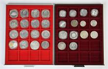 Großbritannien, Konvolut von modernen Silbermünzen verschiedener britischer Inselstaaten und Ländern. 30 Stück