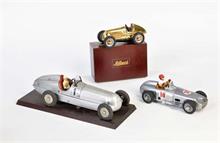 Schuco u.a., Studio Racer golden in Holzbox, Mercedes  W 196 + Rennwagen Modell