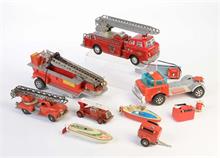Konvolut Blechspielzeug, 4x Feuerwehr + 2 Boote mit Anhänger