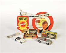 Corgi Toys, Konvolut James Bond Fahrzeuge + Werbeartikel
