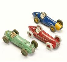 Dinky Toys, 3 Rennwagen Ferrari, Alfa Romeo u.a.
