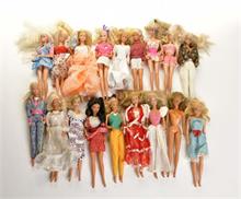 42 Barbie + Ken Puppen mit original Kleidung