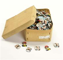 Konvolut Händlerkartons mit 600 Pins Character Toys