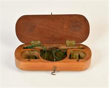 Goldwaage mit 8 Gewichten in Holzbox (antik)