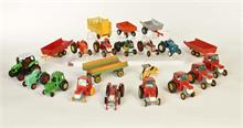 Corgi Toys u.a., Konvolut Traktoren + Landmaschinen