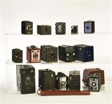 Agfa u.a., 15 Box Kameras + 1 Stativ