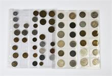 Rumänien, Konvolut von Münzen des 20. Jahrhunderts auf zwei Albenseiten. Insgesamt: 57 Stück