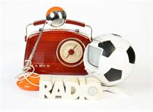 2 Radios, Lampe + Fernseher als Fußball