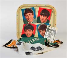 Beatles: 1 Tablett, 2 Tücher, 1 Autogrammkarte "Star Club" mit originalen Unterschriften (kein Druck)