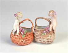 Hartwig, Puppen auf Korb Blumenvasen