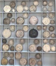 Lot von Silbermünzen in alter Spardose, 54 Stück.