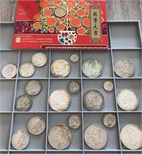 Lot von Silbermünzen aus Ecuador. Dazu: Singapur, Coin Set 1996, 22 Stück.