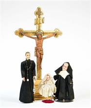 Kruzifix, Pfarrer + 2 Puppen