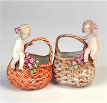 Hartwig, Puppen auf Korb Blumenvasen