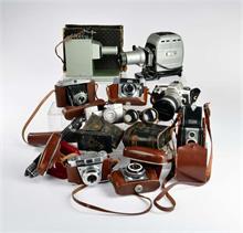 Kodak u.a., 8 Kameras, Stativ + 2 Dia Projektoren