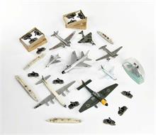 Dinky Toys u.a., Konvolut Flugzeuge, Schiffe + Motorräder