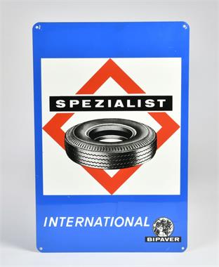 Bipaver, Spezialist International, Metallschild