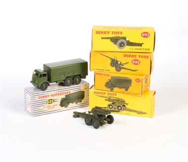 Dinky Toys, 2 Militärfahrzeuge + 3 Geschütze