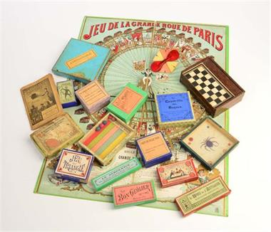 Holzkiste mit diversen Spielen um 1900
