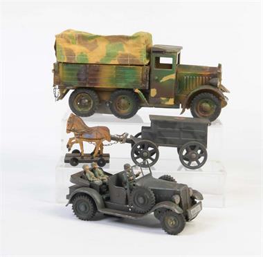 Hausser, Konvolut Militärspielzeug, Fahrzeuge + Kutsche