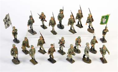 Lineol, Elastolin u.a.,18 marschierende Soldaten + 2 Fahnenträger