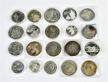 Ausland, kl. Konvolut von ausländischen Silbermünzen verschiedener Länder und Staaten. 20 Stück